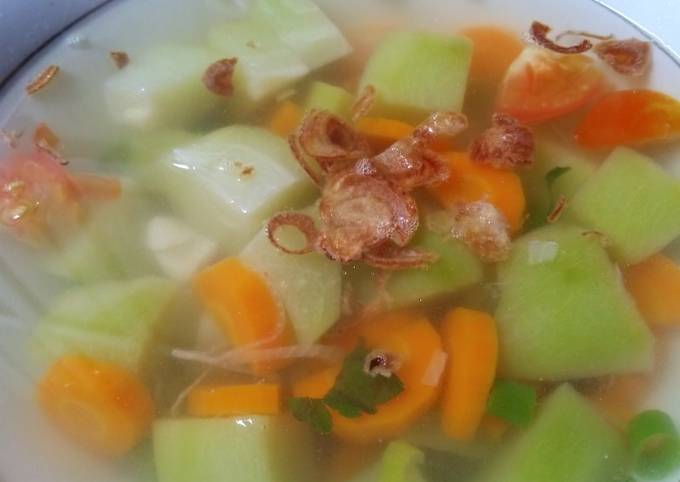 Resep Sayur bening labu siam dan wortel "simpel" oleh Arum Putri - Cookpad