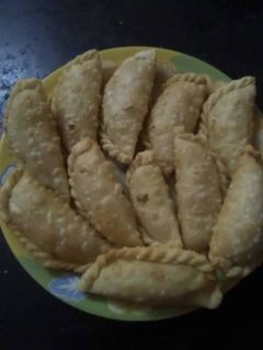 गुजिया (Gujiya recipe in hindi) रेसिपी मुख्य फोटो