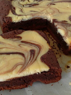 Una foto de Cheesecake brownies