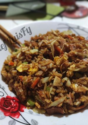 Una foto de Chow fan con jamón y vegetales... Arroz chino venezolano... LuisFy