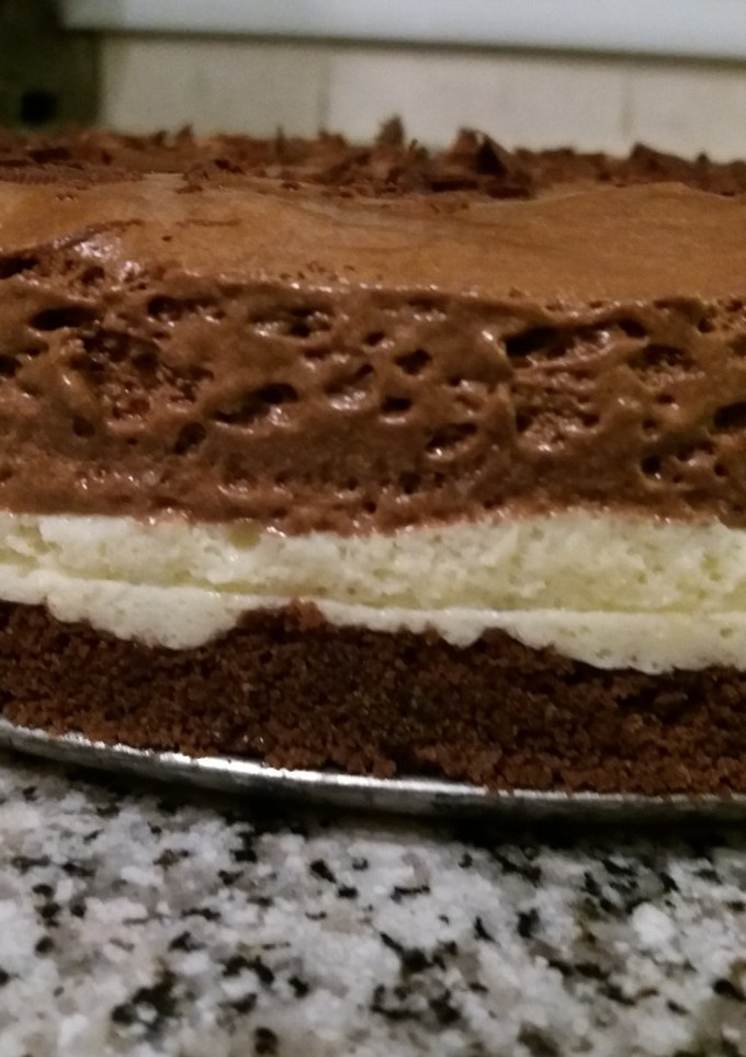 Una foto de Torta mousse de chocolate y maracuyá