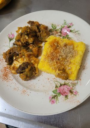 Una foto de Cuadrado de polenta con carne y hongos