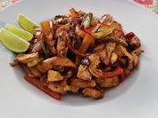 Una foto de fajitas de pechuga de pollo