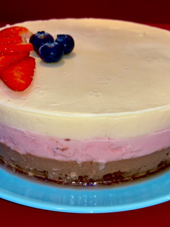 Una foto de Tarta de dos chocolates y fresas