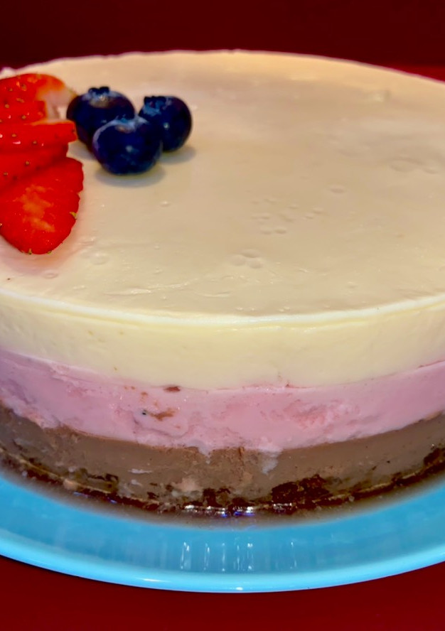 Una foto de Tarta de dos chocolates y fresas