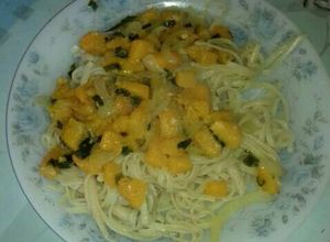 Una foto de Fideos con verduras
