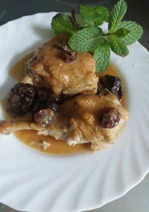 Una foto de Pollo con ciruelas pasas