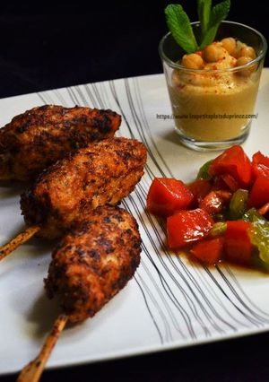 Une photo de Keftas de poulet, tartare de 2 tomates, houmous maison