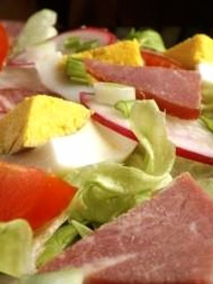 Húsvéti saláta 🥗🥩🥚🍅🧅🍷 recept fotója