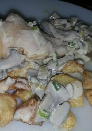 Una foto de Pollo con crema de champiñones y papas