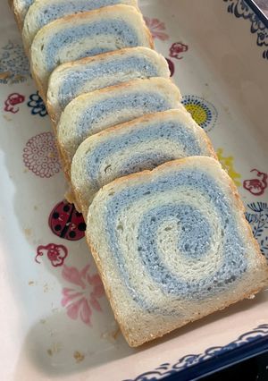 Hình của món Bánh mì gối hoa đậu biếc 🍞🌀 (Butterfly Pea Swirl Sandwich Bread).