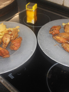 Una foto de Alitas de pollo con patatas en freidora