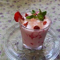 A picture of Fresh Strawberry milk shake.