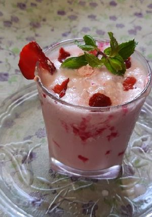 A picture of Fresh Strawberry milk shake.
