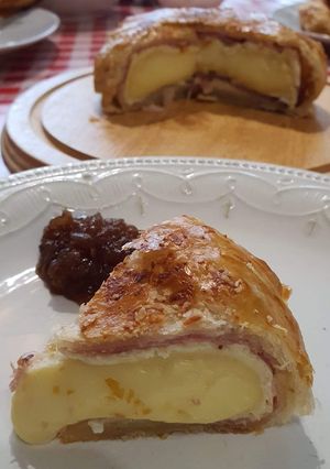 Camembert levelestésztába és feketeerdő sonkába bugyolálva recept fotója