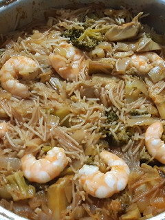 Una foto de Fideos con alcachofas, brócoli y langostinos