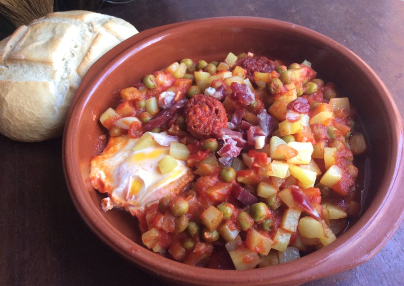 Cazuela jardinera de huevos con chorizo y jamón