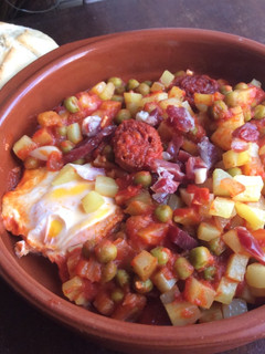 Una foto de Cazuela jardinera de huevos con chorizo y jamón