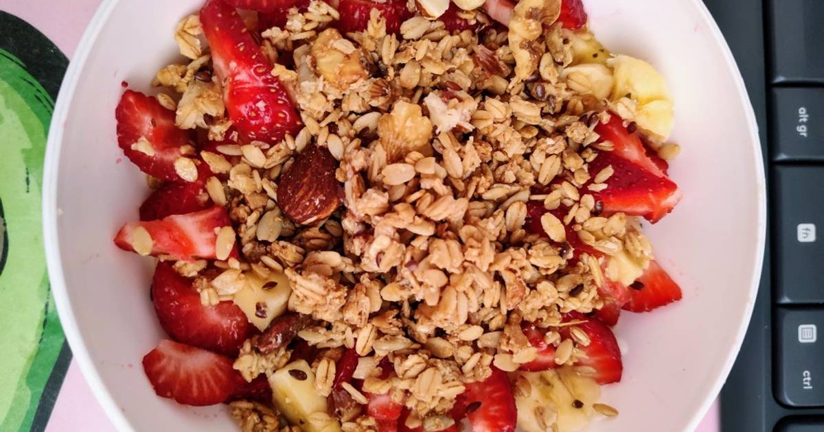 Yogurt con frutas y granola saludable Receta de Yesica Magnone Cookpad