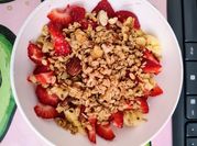 Una foto de yogurt frutilla