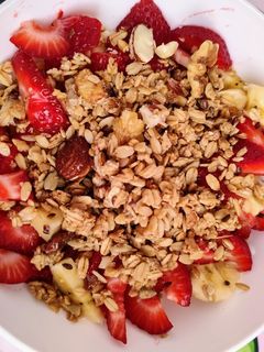 Una foto de Yogurt con frutas y granola saludable