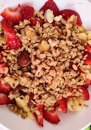 Una foto de Yogurt con frutas y granola saludable