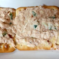 A picture of My Cheesy Tuna on Crackers 🥰 #Lunch#Afternoon Tea.