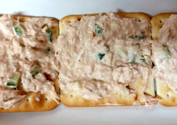 My Cheesy Tuna on Crackers 🥰 #Lunch#Afternoon Tea