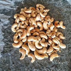 A picture of Toasted cashew nuts.