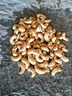 A picture of Toasted cashew nuts.
