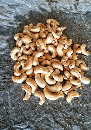 A picture of Toasted cashew nuts.
