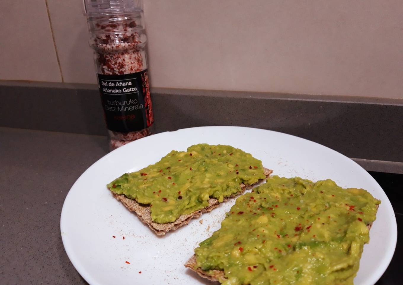 Tostadas de aguacate con toque de sal de Añana y cayena