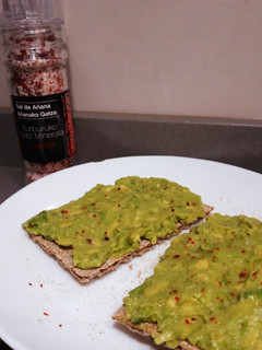Una foto de Tostadas de aguacate con toque de sal de Añana y cayena