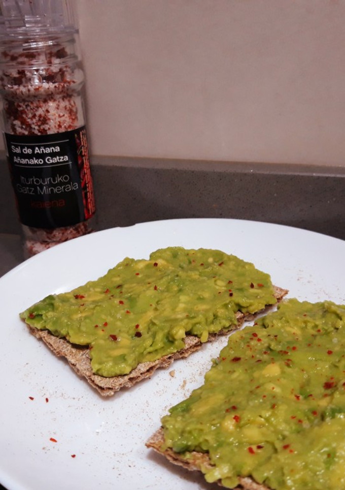Una foto de Tostadas de aguacate con toque de sal de Añana y cayena