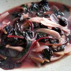A picture of Tumis Bayam merah dan jamur shimeji.