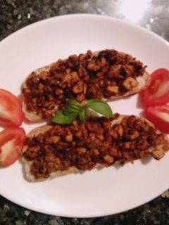 Una foto de Tostas de tofu encebollado choricero