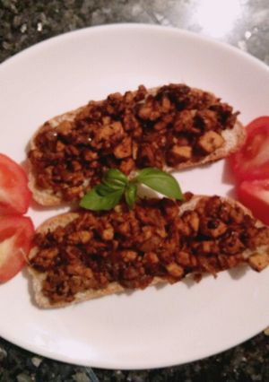 Una foto de Tostas de tofu encebollado choricero