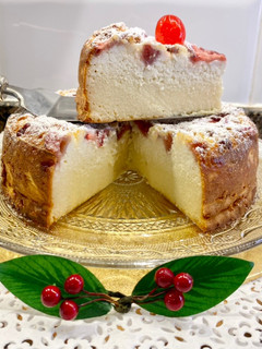 Una foto de Pastel de requesón y fresas al aroma de ron