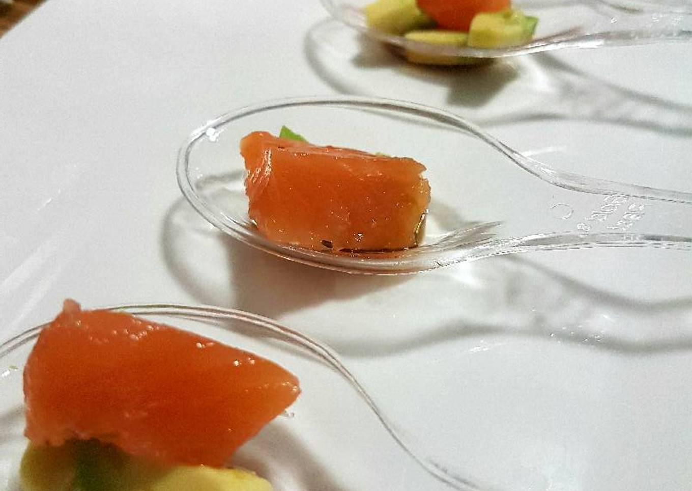 Aperitivo de salmón y aguacate en cucharitas