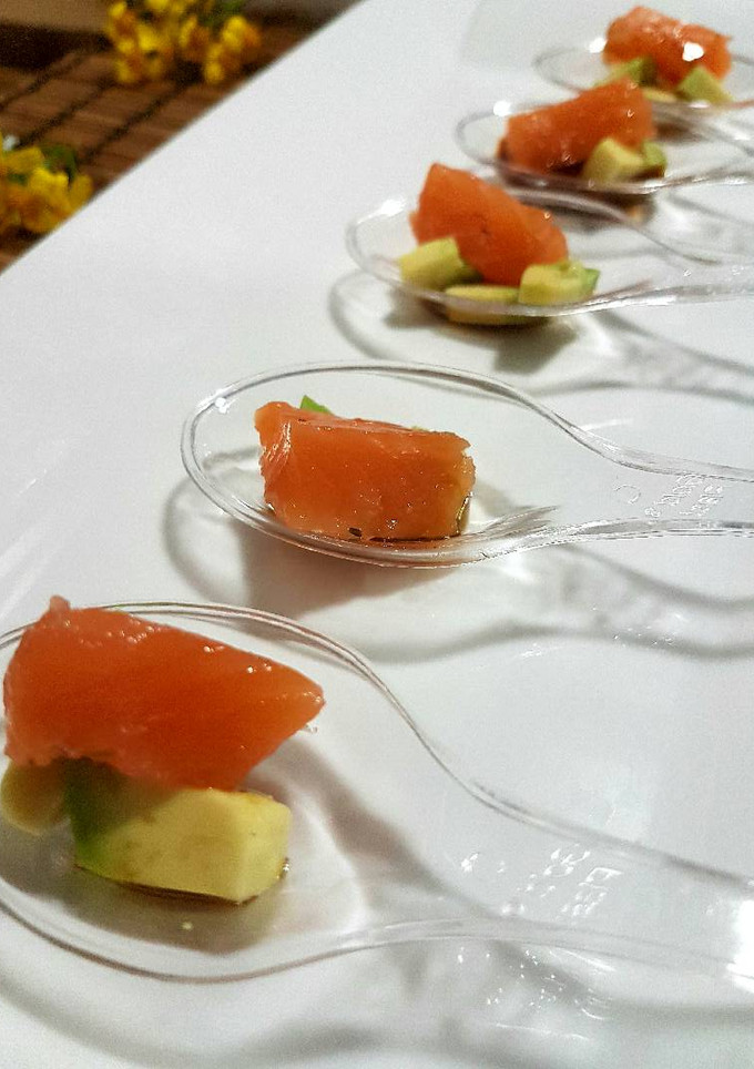 Una foto de Aperitivo de salmón y aguacate en cucharitas