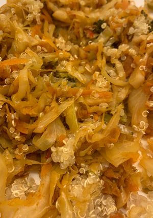 Una foto de Wok de verduras con quinoa
