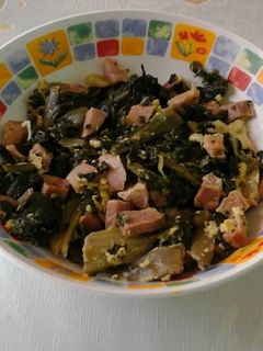Una foto de Acelgas rehogadas con pavo y queso de cabra
