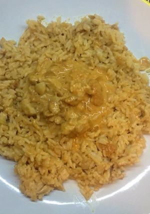 Una foto de Arroz con salsa de crema y pollo