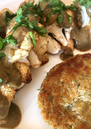 Foto principal de Coliflor con salsa y milanesa de garbanzos
