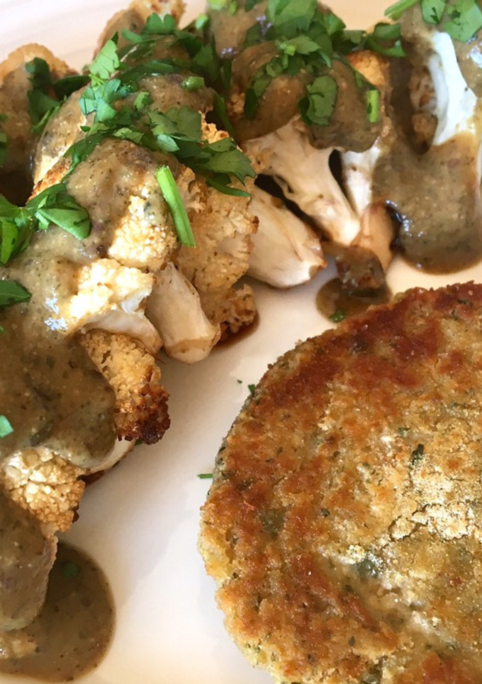Una foto de Coliflor con salsa y milanesa de garbanzos