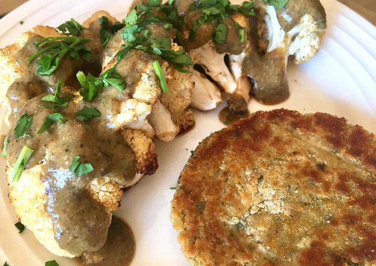 Coliflor con salsa y milanesa de garbanzos