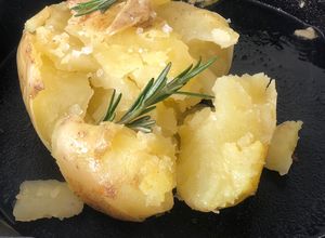 Una foto de 🌿 🥔 Papas rotas al Romero 🥔 🌿