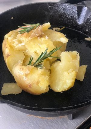 Una foto de 🌿 🥔 Papas rotas al Romero 🥔 🌿