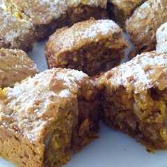 Una foto de Cuadrados dulces de calabaza y nuez o almendras