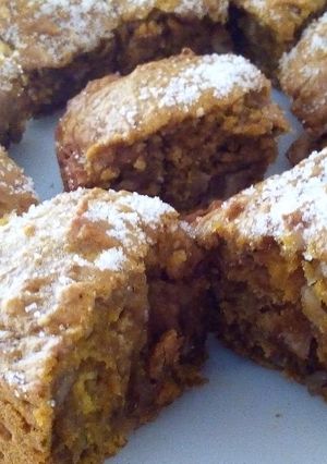 Una foto de Cuadrados dulces de calabaza y nuez o almendras